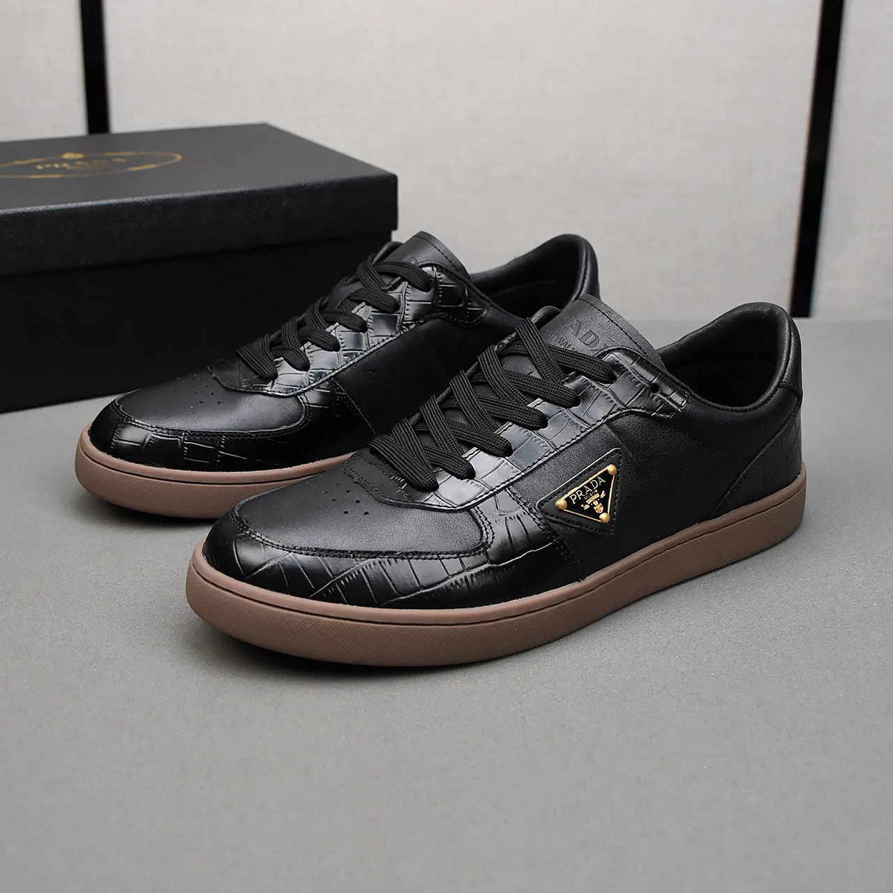 PP400👟👟👟Prada set off the audience! Prada, an international brand that is constantly innovating, this men's casual shoe, the original version, made of cowhide leather at a ratio of one to one at the store, with leather feet and rubber non-slip outsole, breathable and comfortable, quality speaks for itself👄38-44